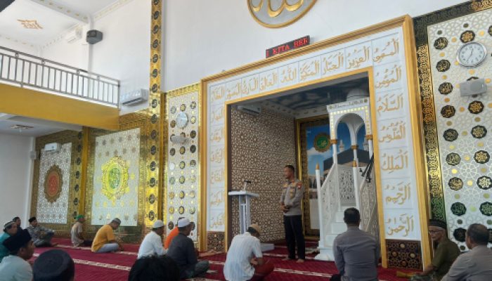 Kapolres Palopo Sampaikan Pesan kamtibmas Usai Shalat Duhur Secara Berjamaah Di Masjid Nurul Akbar Panggoli