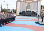 Pimpin Apel Pagi Jam Pimpinan, Kapolres Sidrap Bagikan Jaket dan Rompi Kepada Anggota