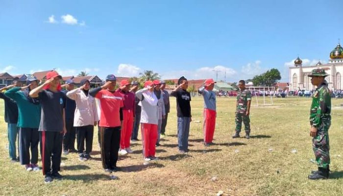 Babinsa Ramil Tellu Limpoe Sidrap Latih Anggota Paskibraka