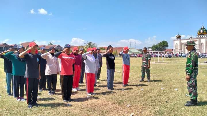 Babinsa Ramil Tellu Limpoe Sidrap Latih Anggota Paskibraka