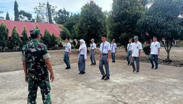 Koptu Junaedi, Babinsa Ramil Dua Pitue Sidrap Latih Pasukan Pengibar Bendera