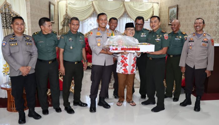Bersama dandim, Kapolres Palopo Berikan Kejutan kepada Walikota Saat Hari Ulang Tahun