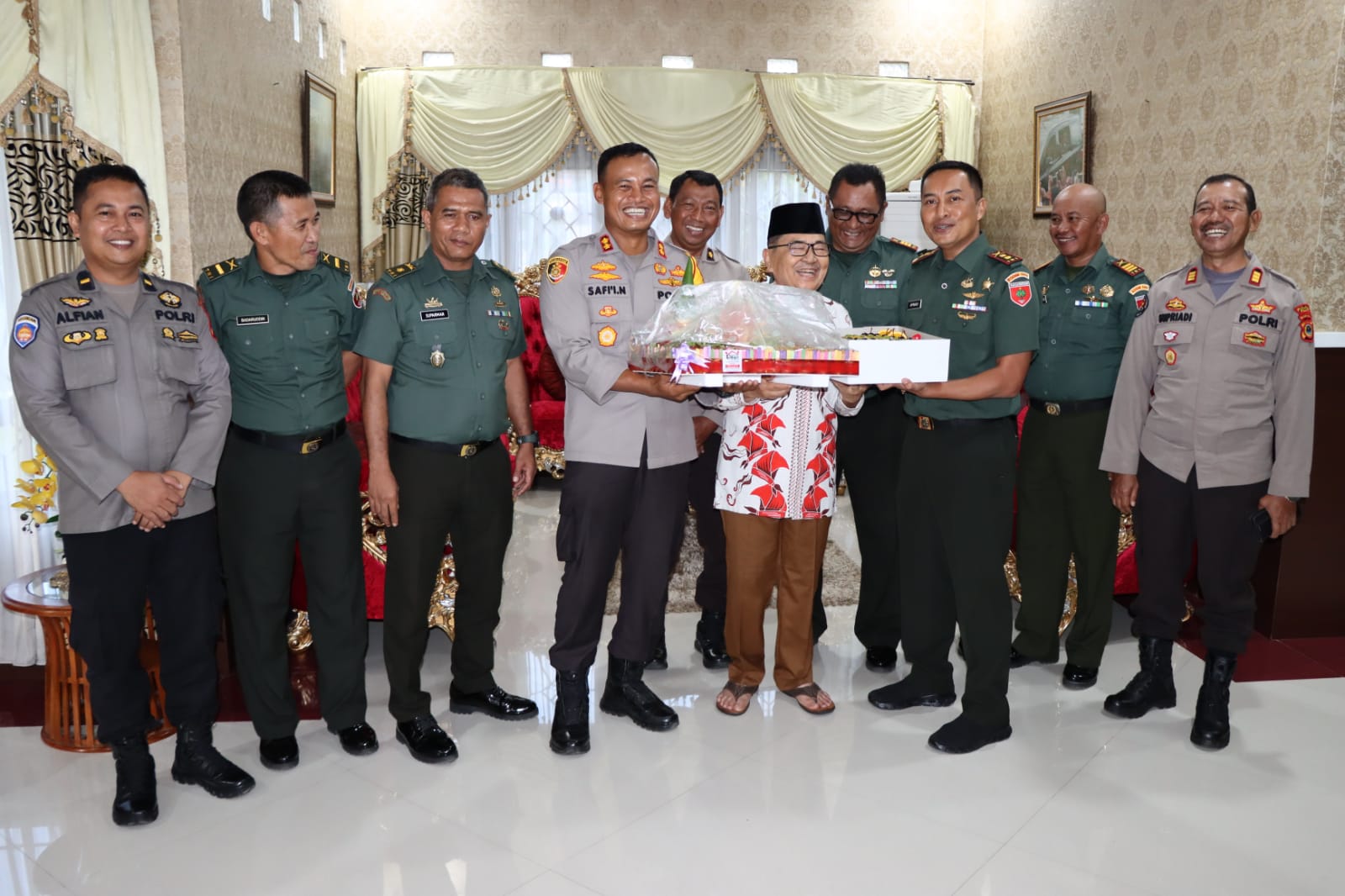 Bersama dandim, Kapolres Palopo Berikan Kejutan kepada Walikota Saat Hari Ulang Tahun