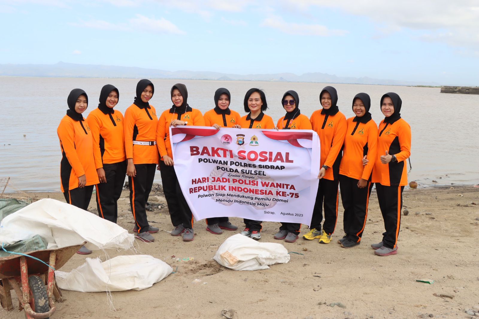 HUT Polwan Ke-75, Polwan Polres Sidrap Gelar Kerja Bakti Bersih Lingkungan