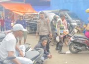 Personel Polsek Sabbangparu Polres Wajo Lakukan Pengamanan dan Pengaturan Lalin di Sekitar Pasar Salojampu