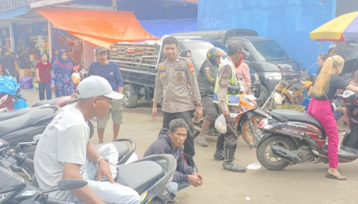 Personel Polsek Sabbangparu Polres Wajo Lakukan Pengamanan dan Pengaturan Lalin di Sekitar Pasar Salojampu
