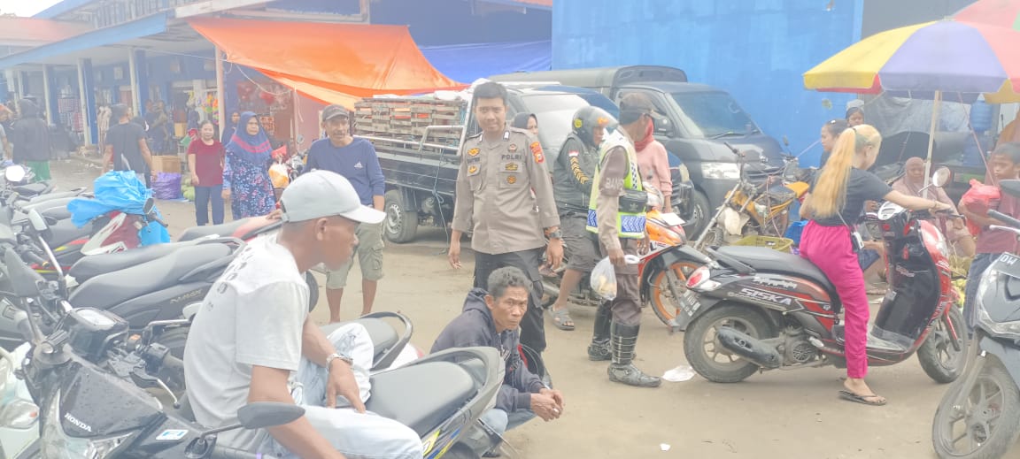 Personel Polsek Sabbangparu Polres Wajo Lakukan Pengamanan dan Pengaturan Lalin di Sekitar Pasar Salojampu