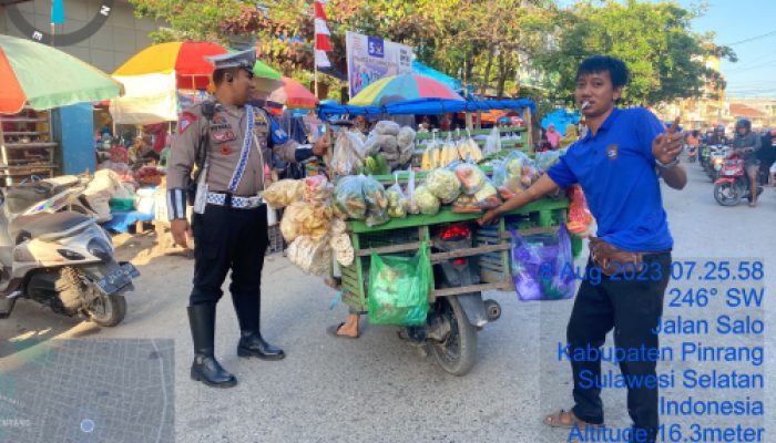 Ciptakan Kamseltibcar Lantas Personil Polsek Watang Sawitto Lakukan Pengaturan Lalu lintas