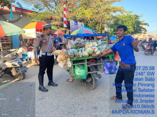 Ciptakan Kamseltibcar Lantas Personil Polsek Watang Sawitto Lakukan Pengaturan Lalu lintas