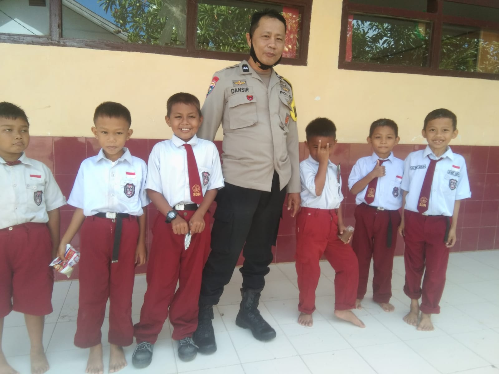 Bhabinkamtibmas Polsek Watang Sawitto Sambangi Sekolah Dasar di Lingkungan Bau-Bau