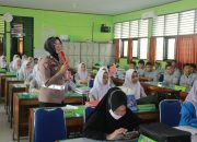 Jelang Hari Jadi ke- 75, Polwan Polres Luwu Beri Siswa Sosialisasi Sosmed