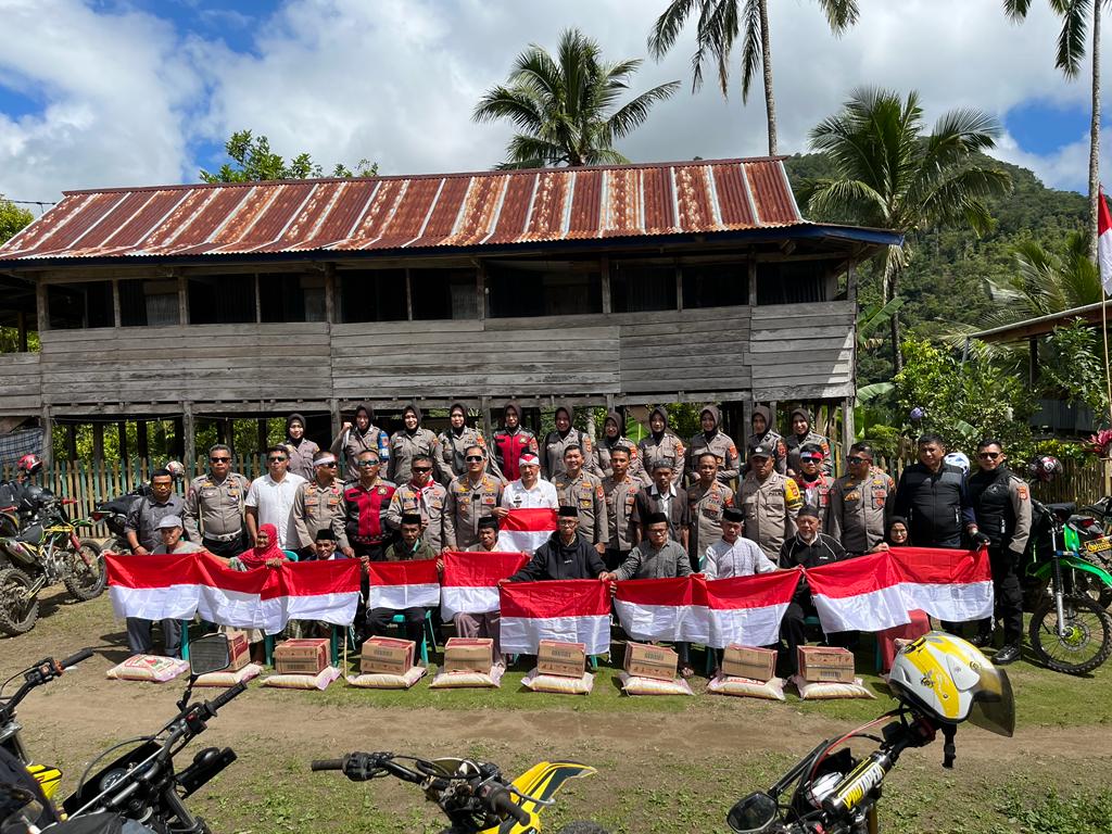 Pimpin Trabas Kamtibmas di Titik Nol Umpungeng, Kapolres Soppeng Gelar Bakti Sosial, Bakti Kesehatan dan Bagikan Bendera Merah Putih
