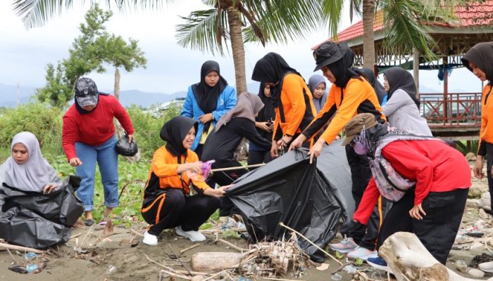Rangkaian HUT ke-75, Polwan Polres Luwu Lakukan Bakti Sosial