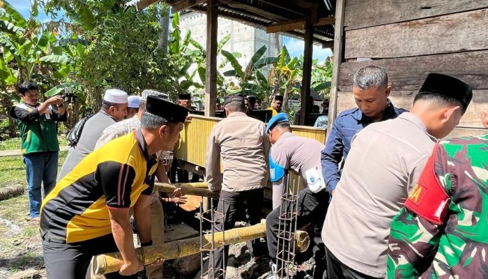 Sambut HUT RI ke 78, Polres Soppeng Bekerjasama Baznas Soppeng Bedah Rumah Panggung Warga Tajuncu