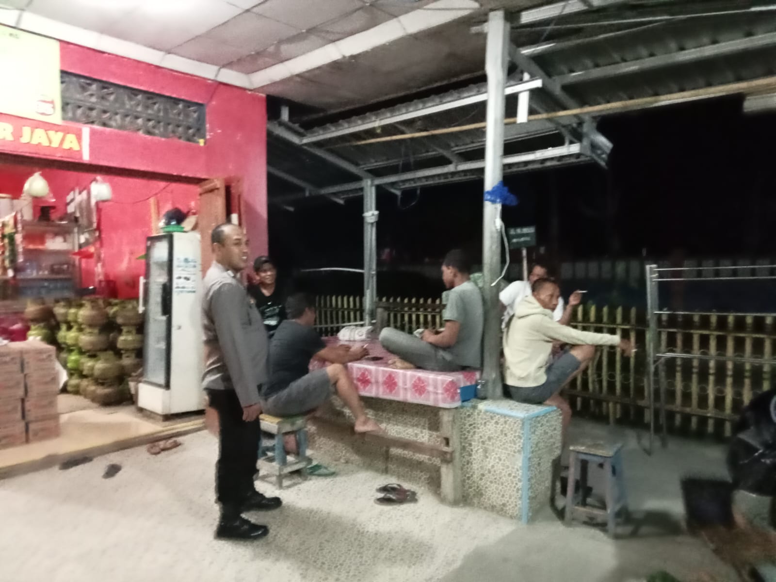 Ciptakan Situasi Kamtibmas Yang Kondusif, Personil Polsek Takkalala Polres Wajo Laksanakan Patroli Blue Light