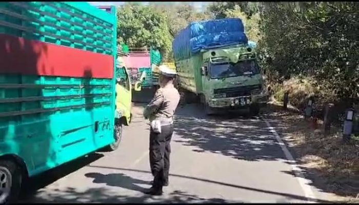 Macet Akibat Mobil Trabel Di Tengah Jalan, Kapolres Sidrap Intruksikan personil Atur Lalulintas