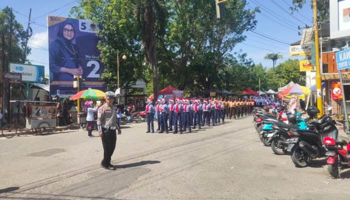 Ciptakan Kamseltibcarlantas, Kasat Lantas Turunkan Personil Atur Lalin dalam Lomba Gerak Jalan Kabupaten Pinrang