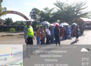 Personil Sat Lantas Polres Pangkep Laksanakan Pengaturan Lalulintas Dalam Kegiatan Gerak Jalan