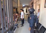 Kawal Tersangka Menuju Pengadilan Negeri Pinrang, Personil Sat Samapta Bersenjata Lengkap