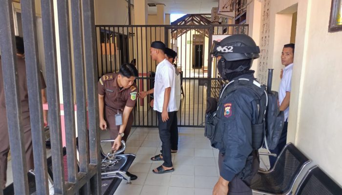 Kawal Tersangka Menuju Pengadilan Negeri Pinrang, Personil Sat Samapta Bersenjata Lengkap