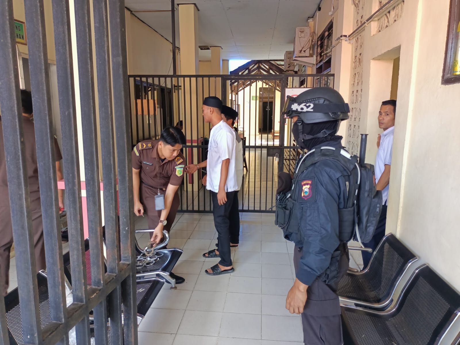 Kawal Tersangka Menuju Pengadilan Negeri Pinrang, Personil Sat Samapta Bersenjata Lengkap