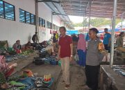 Personil Polsek Bola Polres Wajo Laksanakan Patroli Dialogis Di Pasar Solo