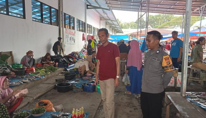 Personil Polsek Bola Polres Wajo Laksanakan Patroli Dialogis Di Pasar Solo