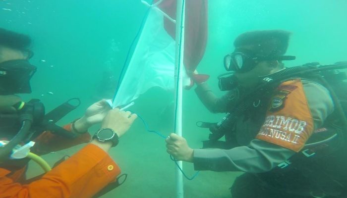 Jelang HUT ke 78 RI, Brimob Parepare kibarkan bendera Merah Putih dibawah Laut