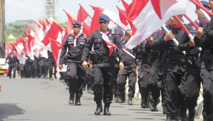 H -1 HUT RI, Brimob Parepare Kibarkan Bendera Merah Putih sebanyak 78 Bendera dengan berjalan kaki