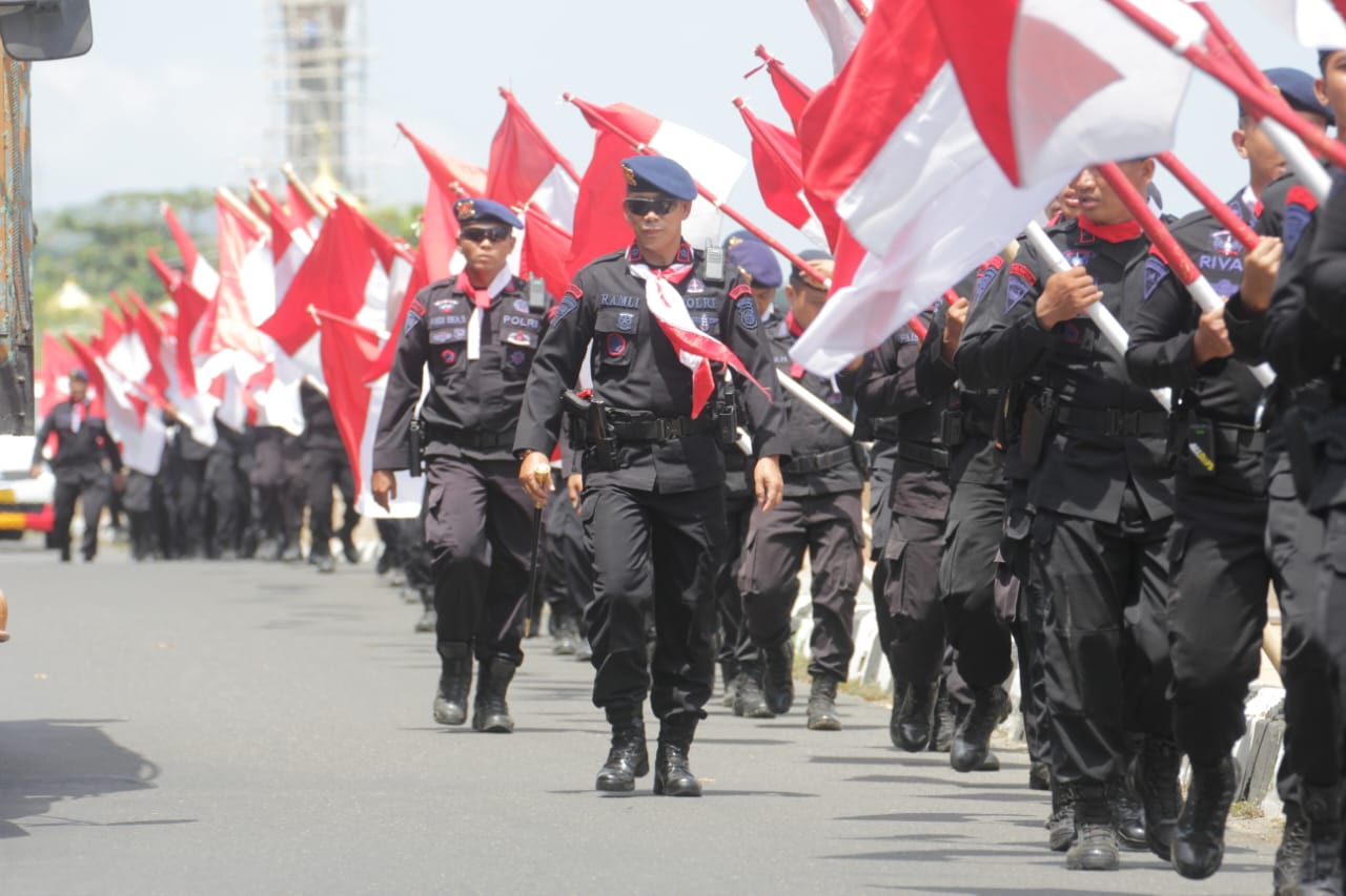 H -1 HUT RI, Brimob Parepare Kibarkan Bendera Merah Putih sebanyak 78 Bendera dengan berjalan kaki