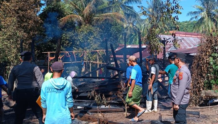 Dengar Kabar Rumah Terbakar, IPDA Mango Mansyur Bersama Personil Gerak Cepat Datangi TKP