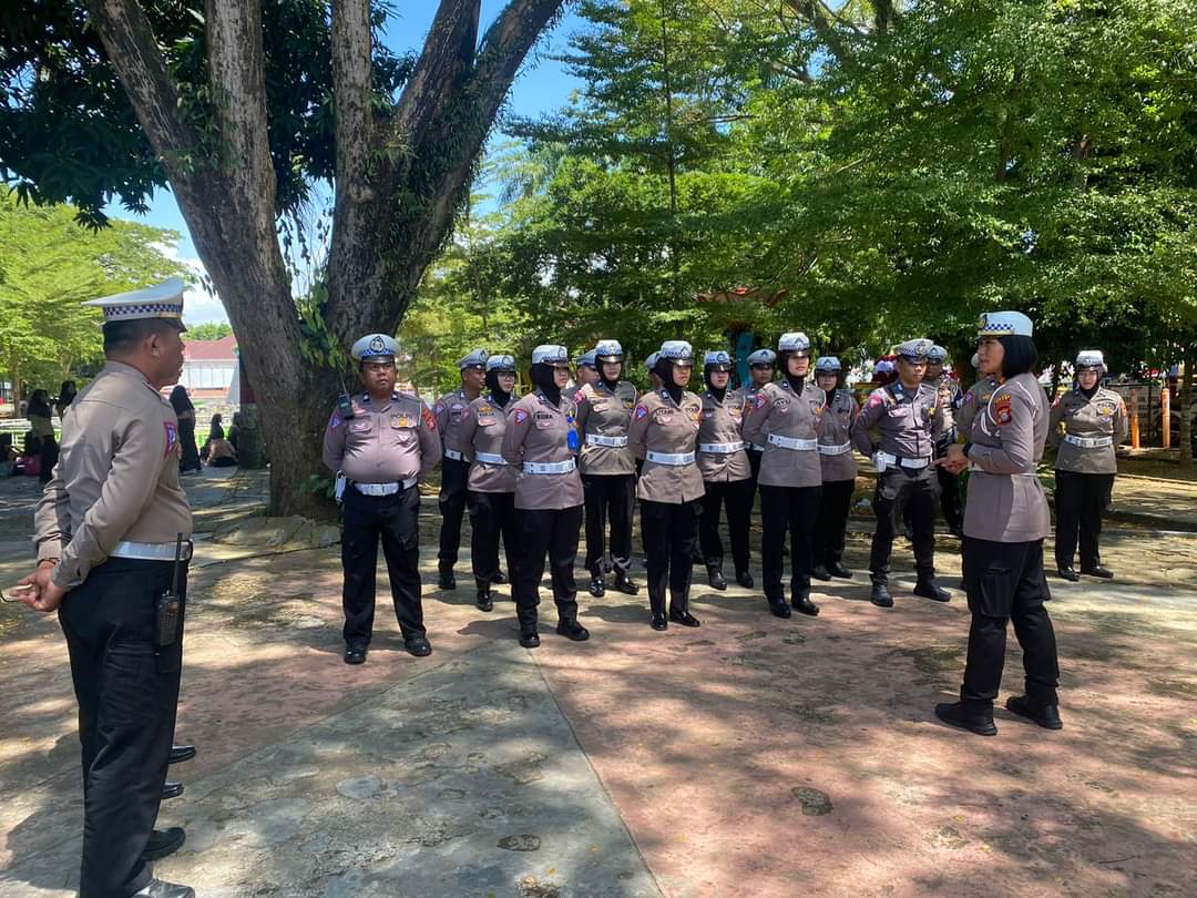 Kasat Lantas Polres Bone Pimpin Pengamanan Gerak Jalan