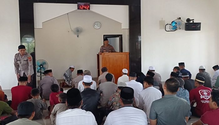 Safari Jum’at di Masjid Al-Furqan, Kasat Binmas Polres Palopo Sampaikan ini ke Warga