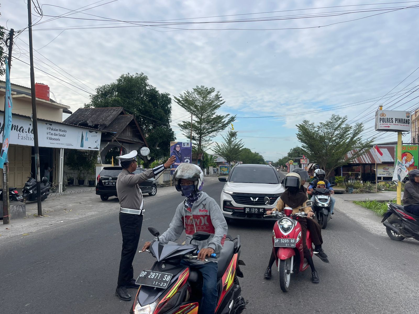 Gerak Jalan Santai, Personil Sat Lantas Polres Pinrang Melaksanakan Pam Gatur Lalin