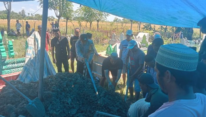 Kabag Ops Polres Wajo Pimpin Pengamanan Pemakaman Korban Penganiayaan di Kecamatan Bola