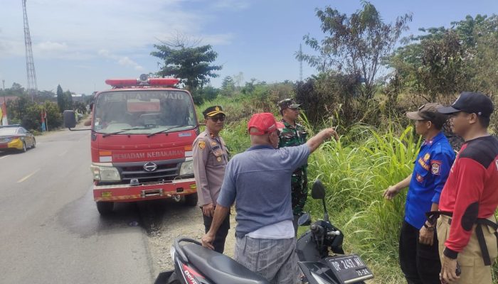 Gerak Cepat Kapolsek Pitumpanua Bersama Damkar Padamkan Kebakaran Lahan di Desa Tallesang