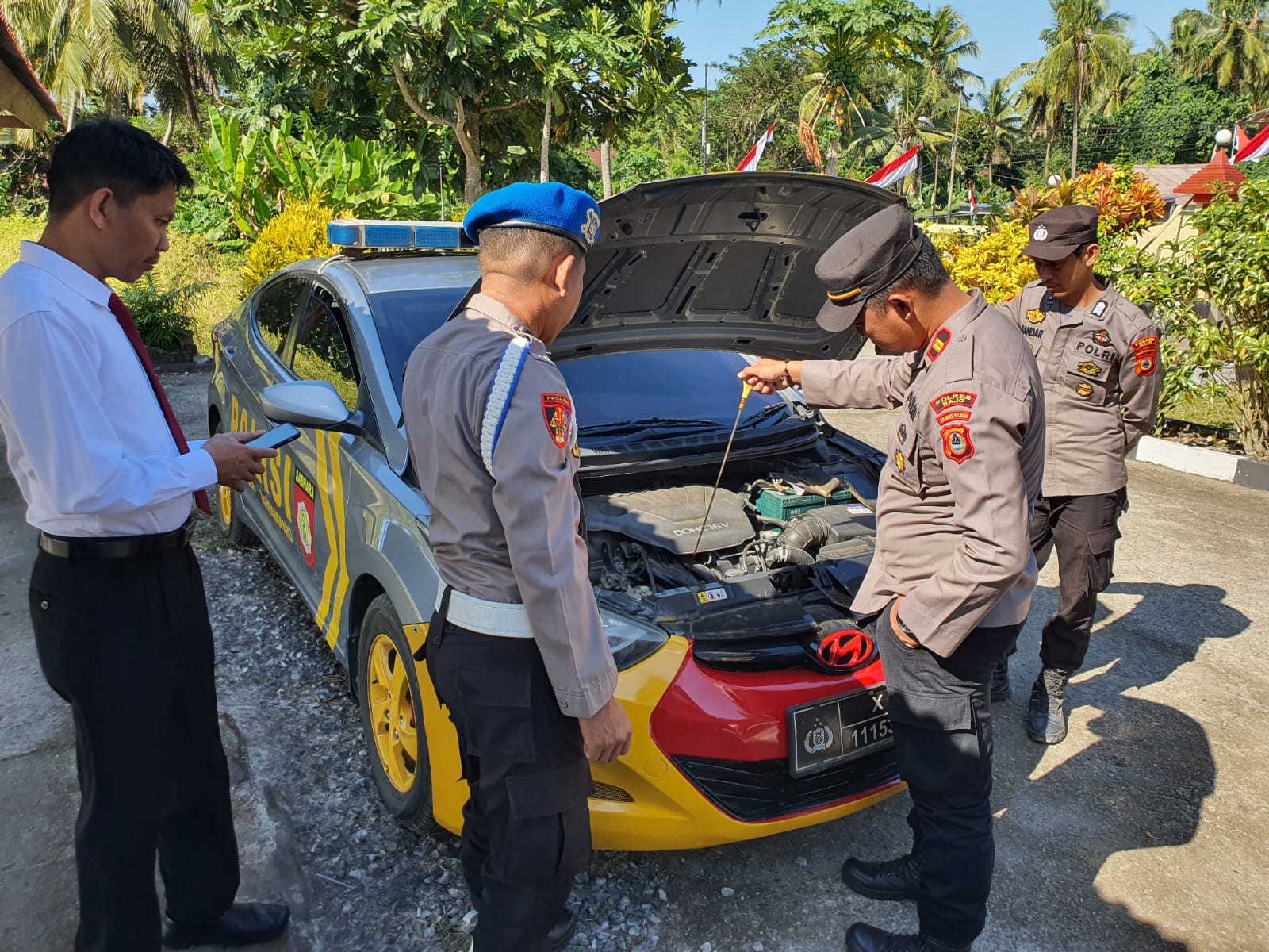 Usai Pimpin Apel Pagi, Kapolsek Sabbangparu Cek Sikap Tampang serta Pemeriksaan Kendaraan dan Senpi Personel