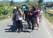 Wujud Empati, Kapolsek Camba Mengusung Keranda Warganya Ke Pemakaman