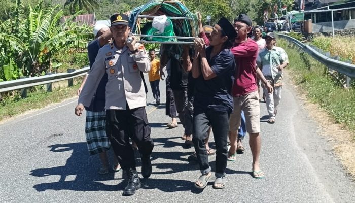 Wujud Empati, Kapolsek Camba Mengusung Keranda Warganya Ke Pemakaman