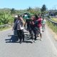 Wujud Empati, Kapolsek Camba Mengusung Keranda Warganya Ke Pemakaman