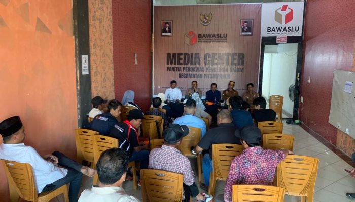 Pererat Hubungan Silaturahmi, Kapolsek Pitumpanua Hadiri Undangan ‎Panwascam