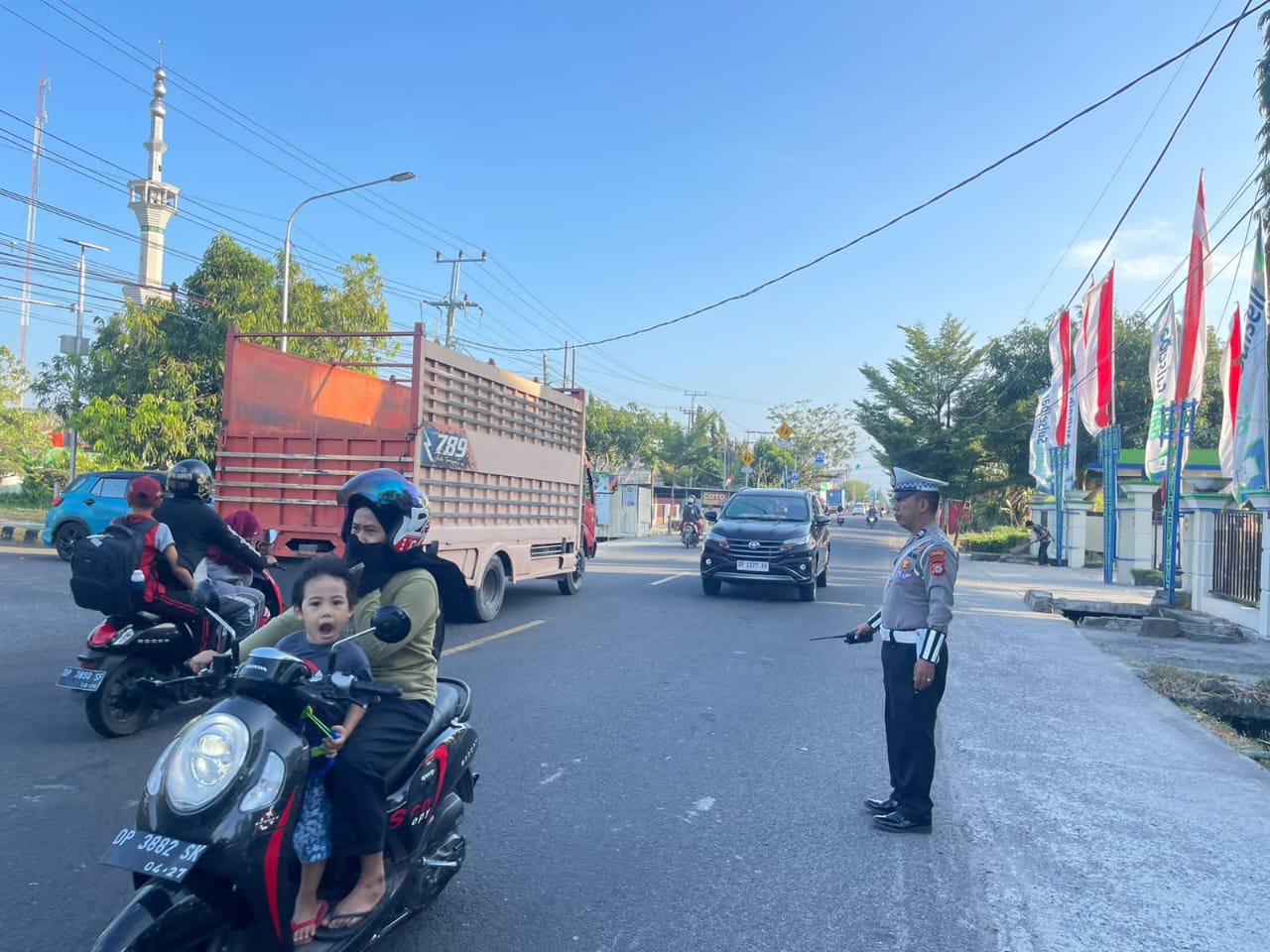 Sat Lantas Polres Pinrang Rutin Laksanakan PAM Gatur Lalin di Pagi Hari