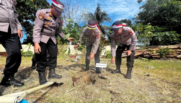 Peduli Lingkungan,Kapolres Pare Pare Pimpin Penanaman 1600 Pohon