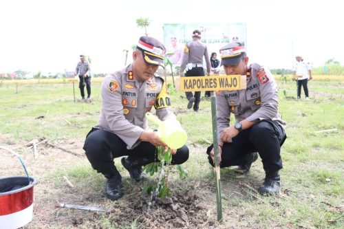 Kapolres Wajo bersama Personelnya Melakukan Penanaman 1000 Bibit Pohon Berbagai Jenis Secara Serentak