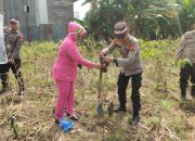 Lestarikan Negeri, Kapolsek Tempe Polres Wajo bersama Masyarakat Tanam Bibit Pohon