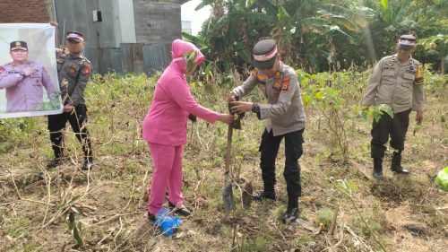 Lestarikan Negeri, Kapolsek Tempe Polres Wajo bersama Masyarakat Tanam Bibit Pohon