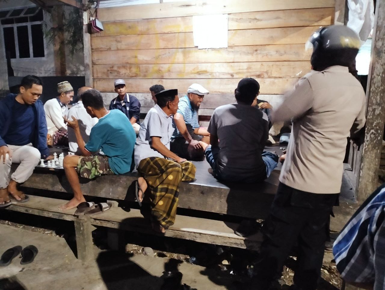 Cegah Gangguan Kamtibmas, Personel Polsek Majauleng Polres Wajo Gelar Patroli Blue Light