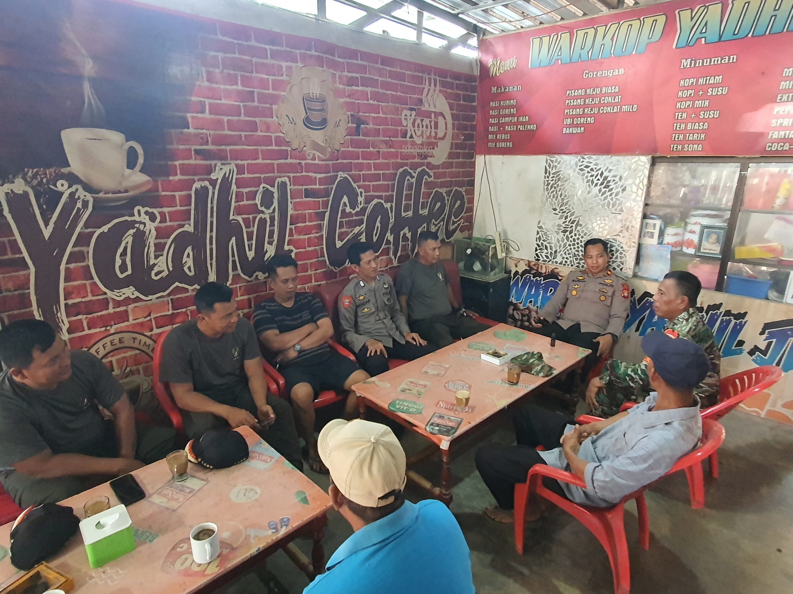 Polsek Sabbangparu Polres Wajo bersama Koramil 1406-08 dan Masyarakat Melakukan Coffee Morning