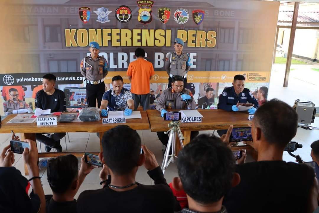 Polres Bone Gelar Konferensi Pers Kasus Pembunuhan di Dusun Bekku Desa Paccing
