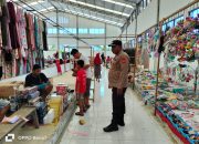 Binmas Polsek Sajoanging Polres Wajo Monitoring dan Pengamanan di Pasar Rakyat Jalang